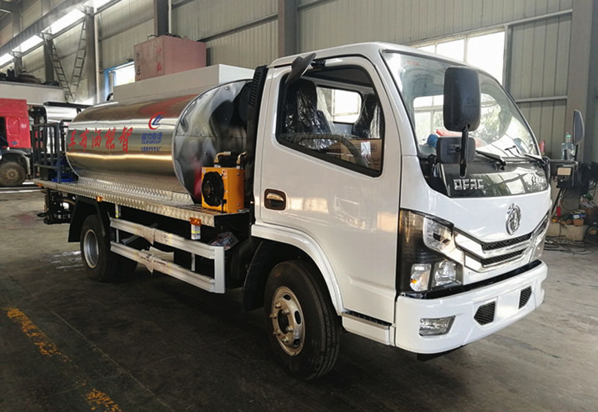 國(guó)六東風(fēng)多利卡瀝青灑布車